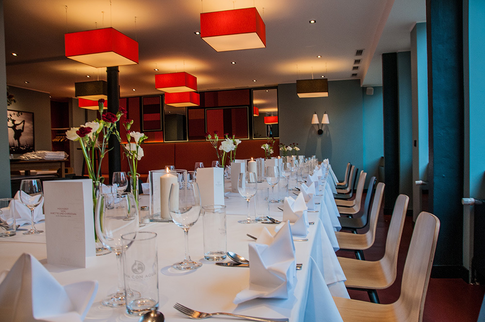 Festliche Tafel im Gastraum