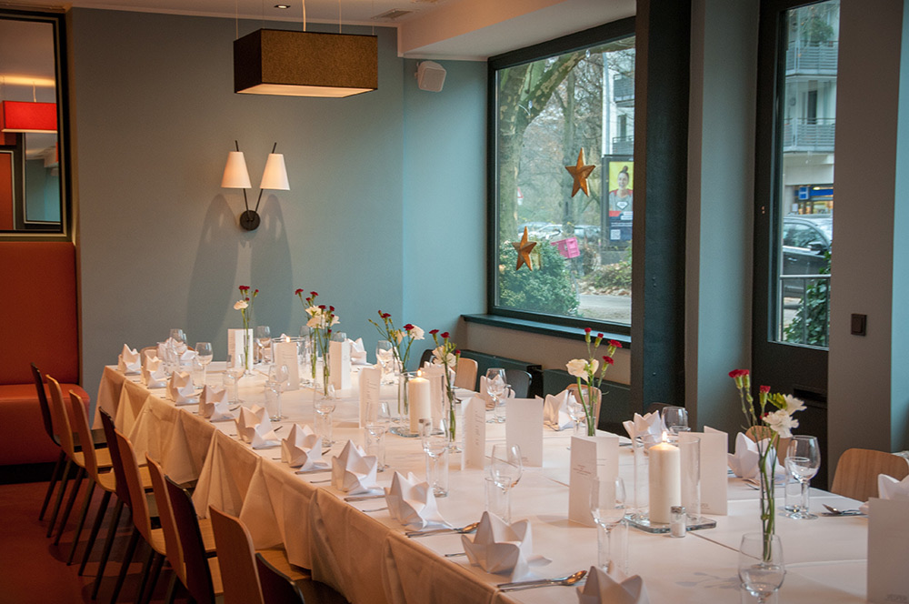 Lange Tafel am Fenster
