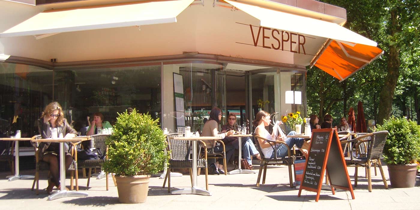 Eingang und Außenbestuhlung des Vesper